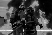 Feuerwehrleute kämpfen gegen Feuer